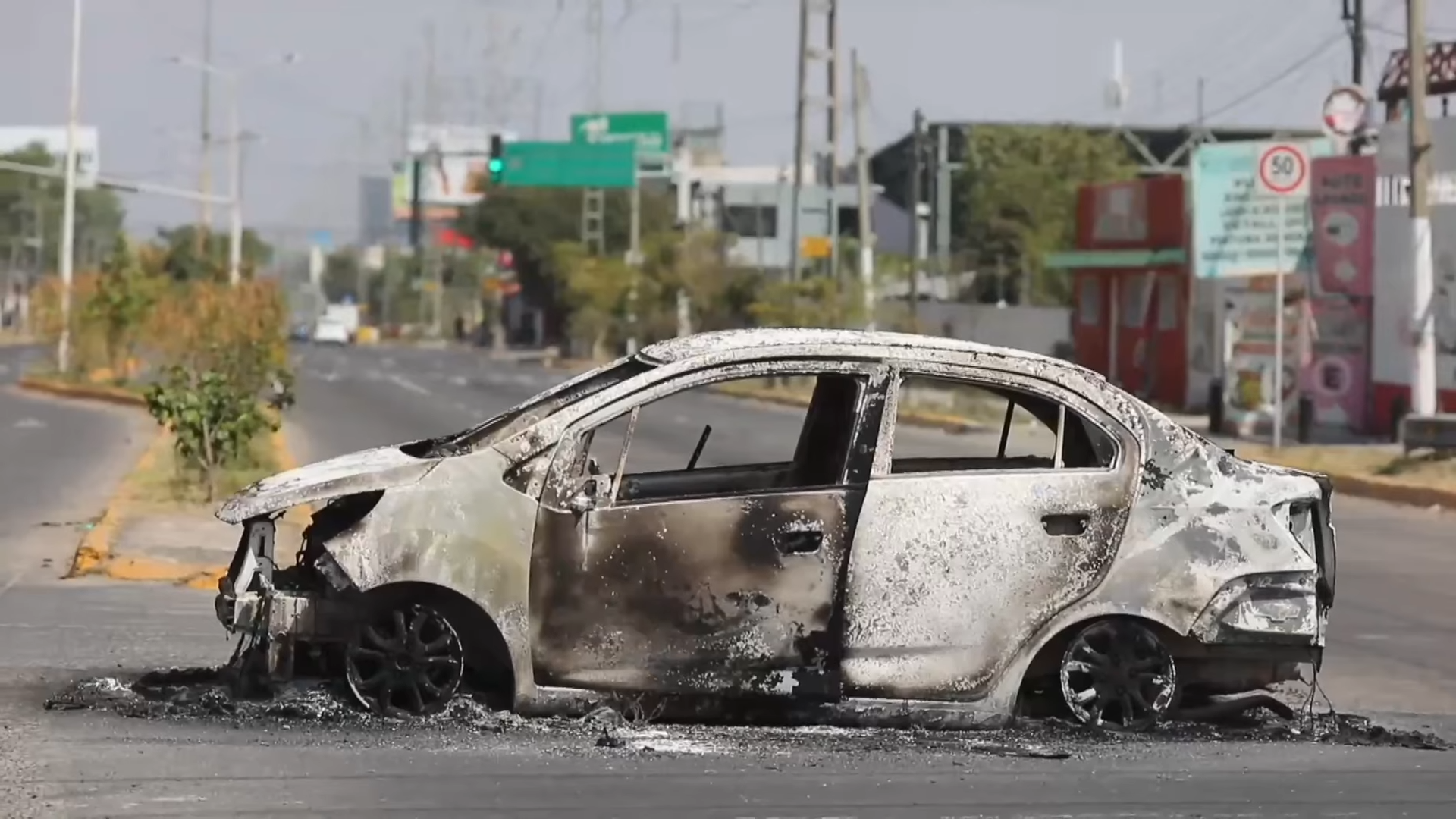 El Mencho ölümü sonrası Jalisco'da yakılan araç — CJNG intikam barikatları Şubat 2026