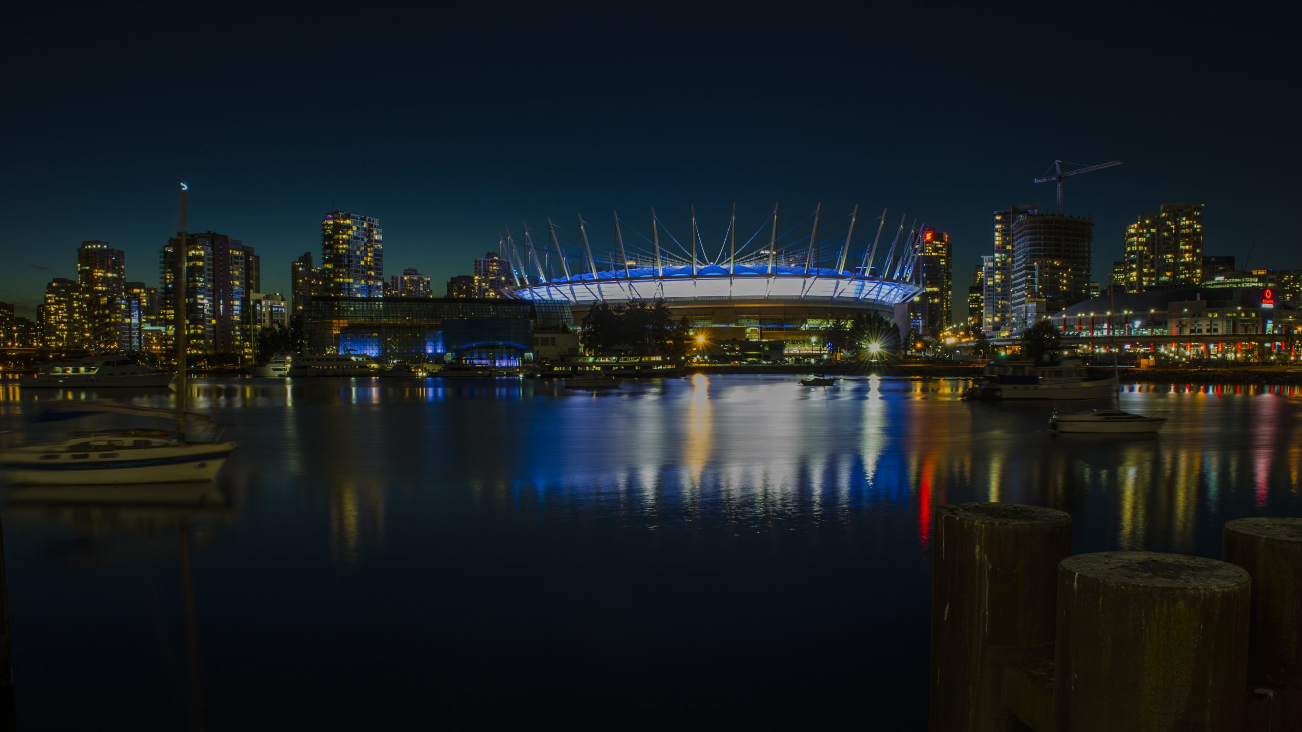 Vancouver gece şehir manzarası — Ryan Wedding'in yeraltı dünyasına adım attığı şehir
