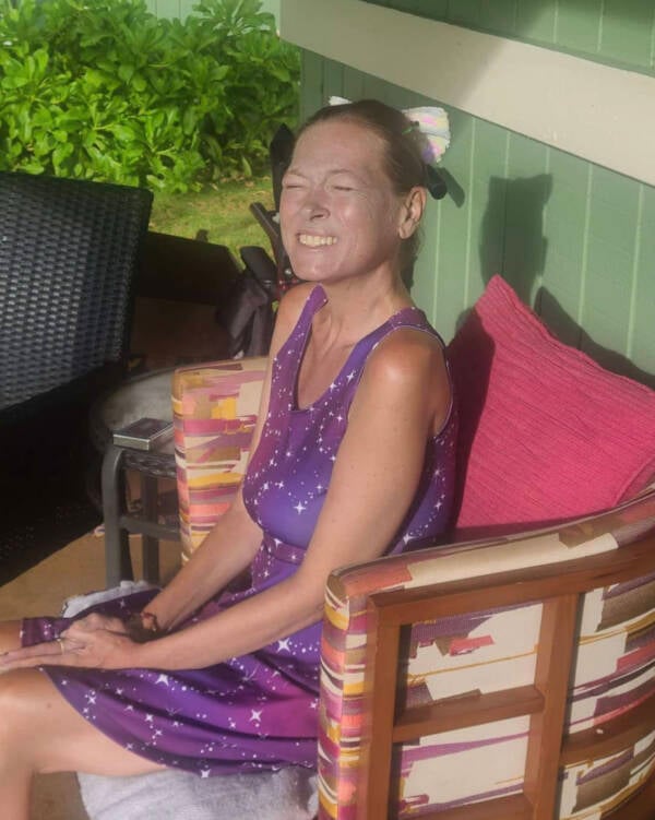 Amy Carlson güneşlenirken