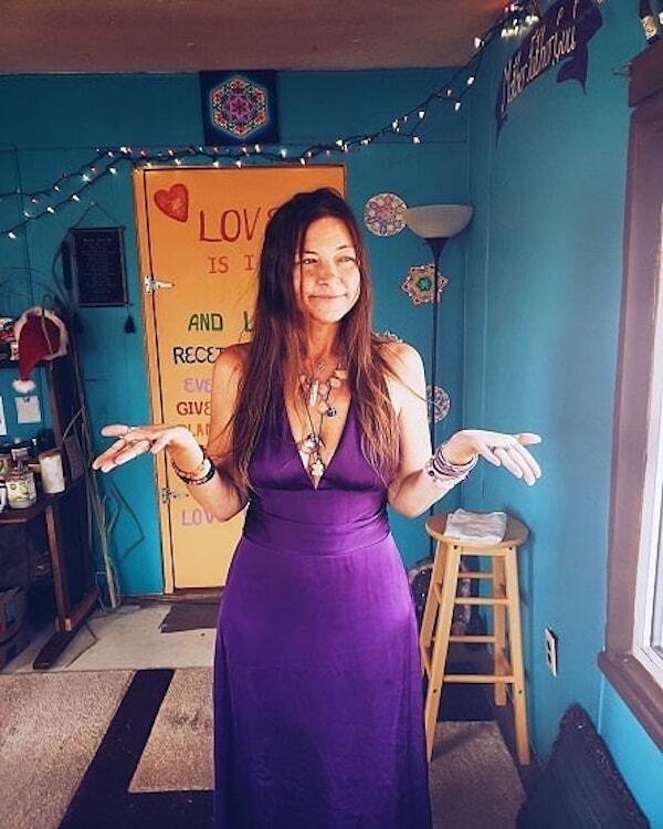 Amy Carlson açık avuçlarıyla poz veriyor