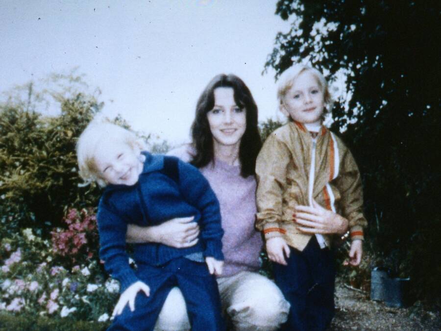 Sheila Caffell ikiz oğulları ile