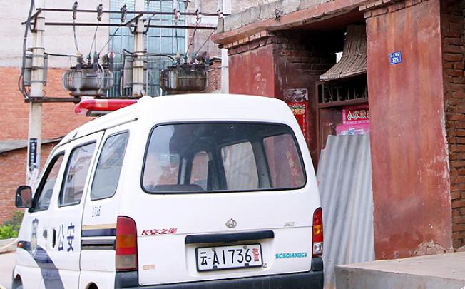 Zhang Yongming'in evinin önünde polis araçları Yunnan 2012